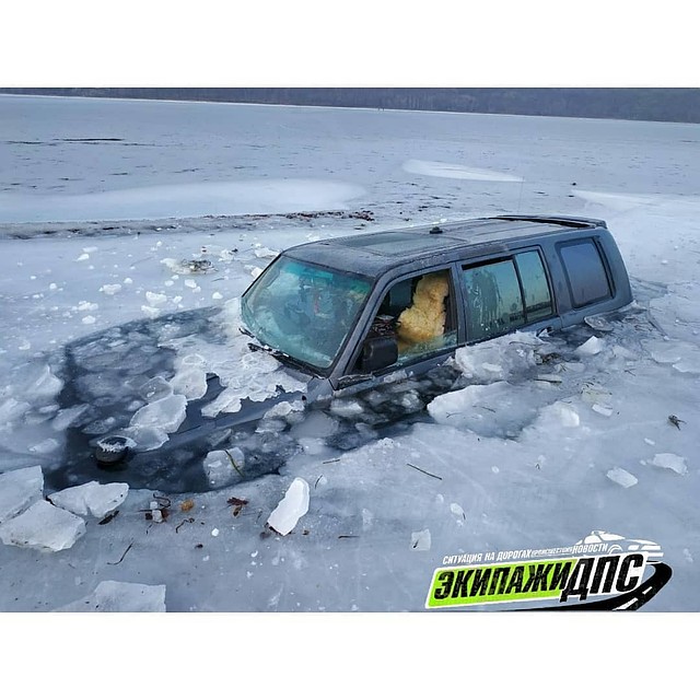 Под лёд на острове Русский ушёл внедорожник. Фото: dps_vl.
