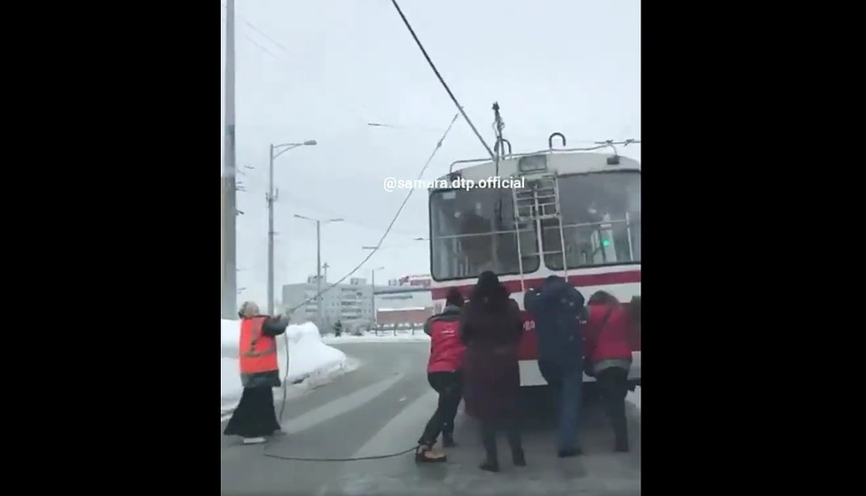 Штанги троллейбуса запутались в проводах из-за того, что вылетел токоприемник