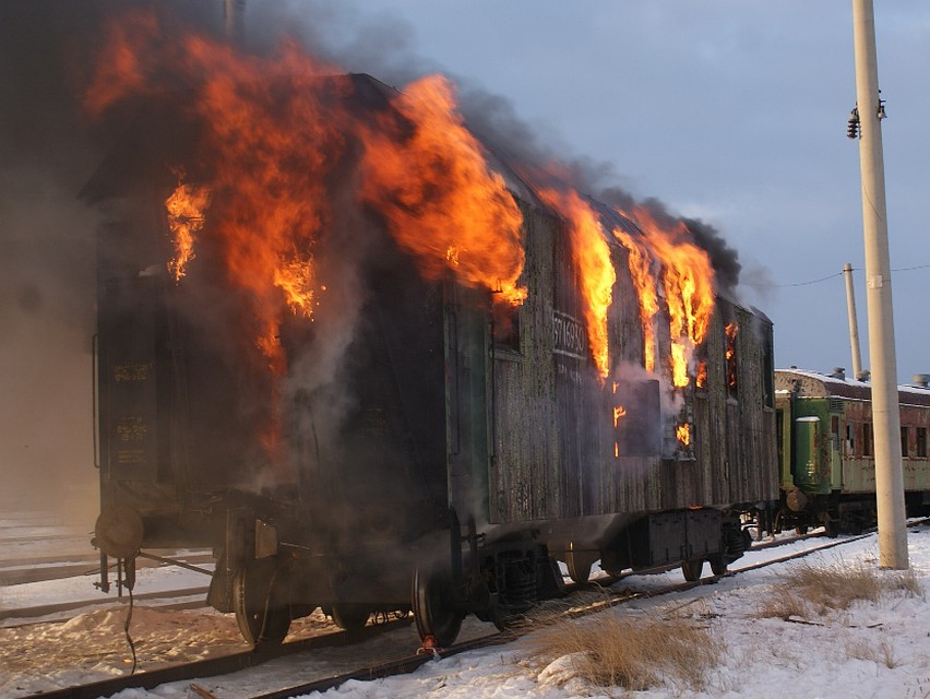Вагон подожгли, чтобы скрыть хищение оружия. Фото: i38.ru
