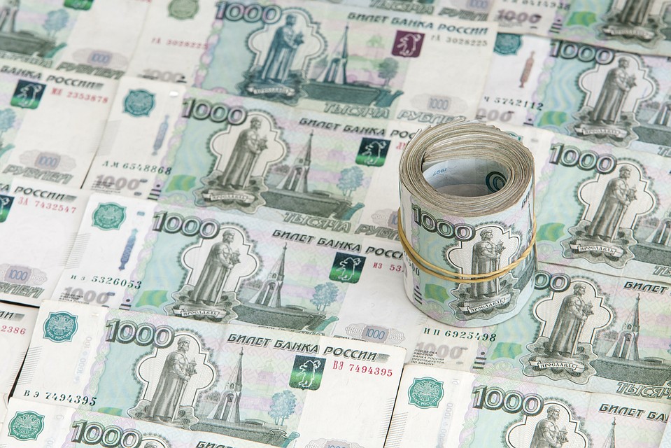 Рубль укрепился к доллару и евро на старте торгов
