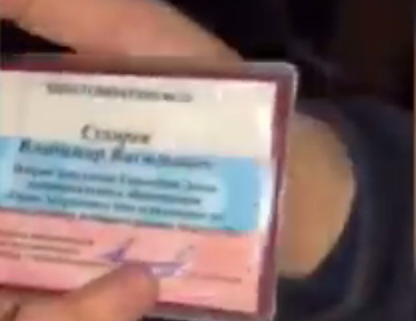 Депутат пытался решить вопрос с помощью корочек. Фото: кадр с видео со страницы Карена Григоряна в Facebook