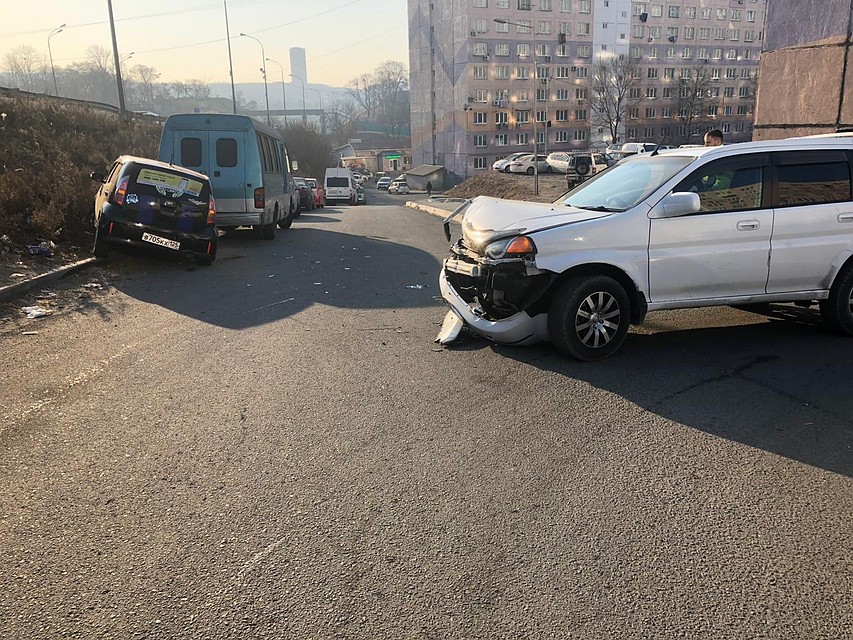 Автомобиль такси отлетел в припаркованный автобус