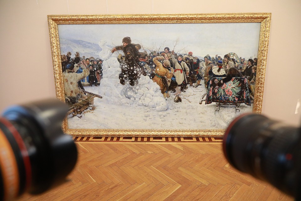 Подлинник картины Сурикова «Взятие снежного городка» доставили в Красноярск и распаковали.