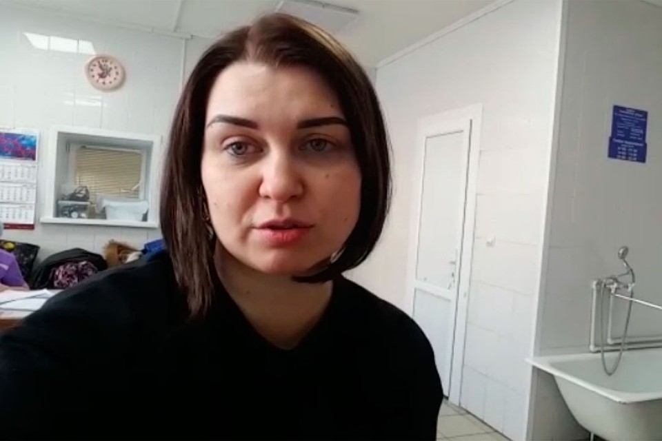 Пострадавшая при падении с трапа Дарья Ермолаева. Стоп-кадр из видео телеканала "Наши Новости".