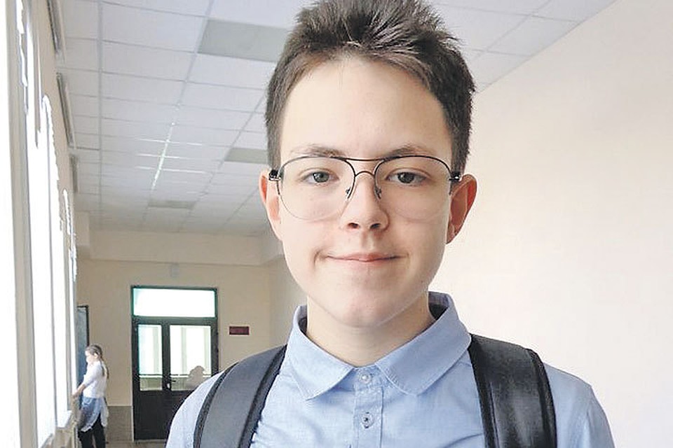 Писать письма известным людям и получать их автографы на память - давнее увлечение Вани. Фото: Личный архив