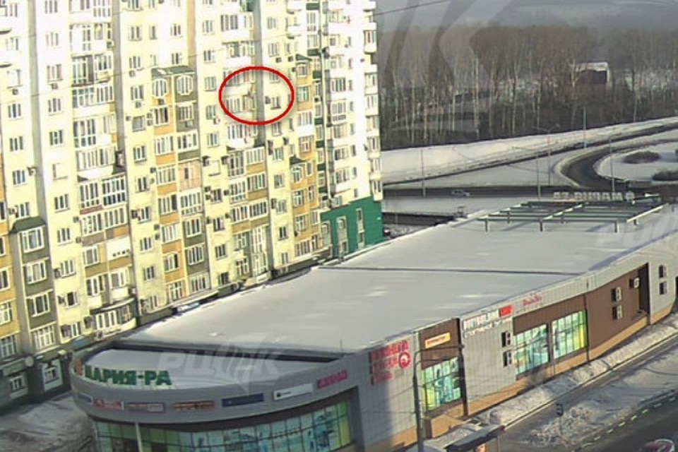 Падение голого мужчины в Новокузнецке попало на видео. Фото: кадр видео cam.hutor.ru.