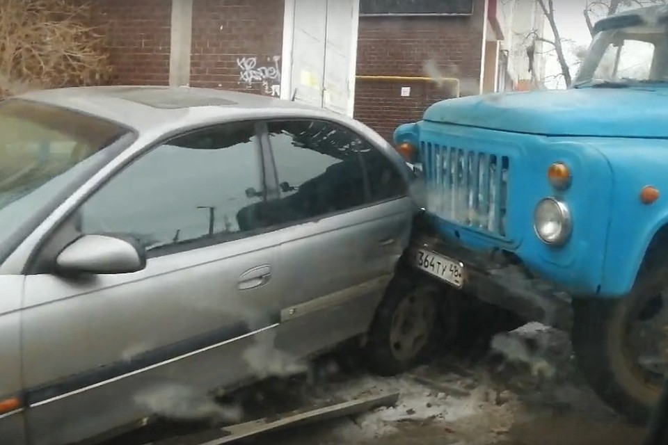 В Липецке столкнулись автовышка и 4 иномарки