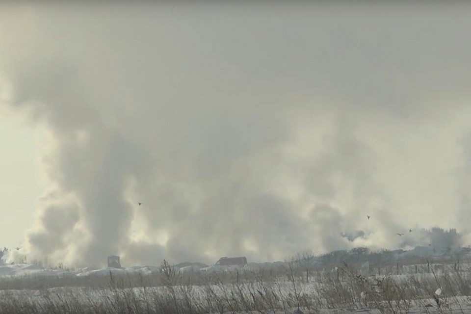 Неизвестные забрались на полигон и подожгли тонны мусора. Кадр: ЮТРК