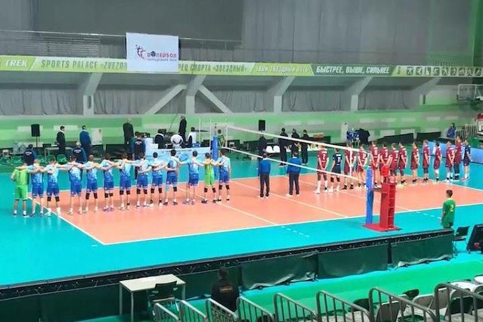 Молодые волейболисты перед матчем в Новом Уренгое