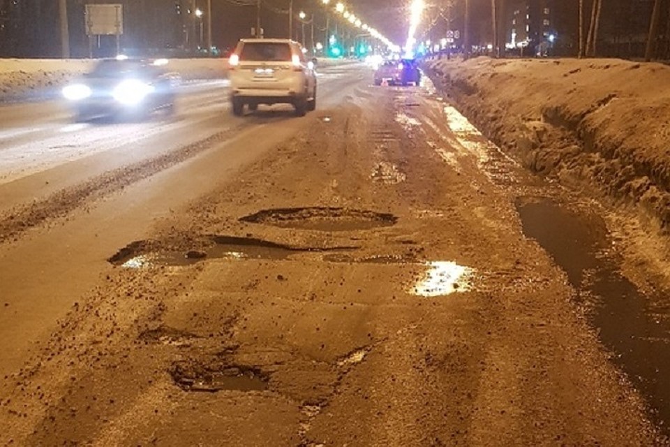 На проспекте Энгельса в Петербурге асфальт растаял вместе со снегом