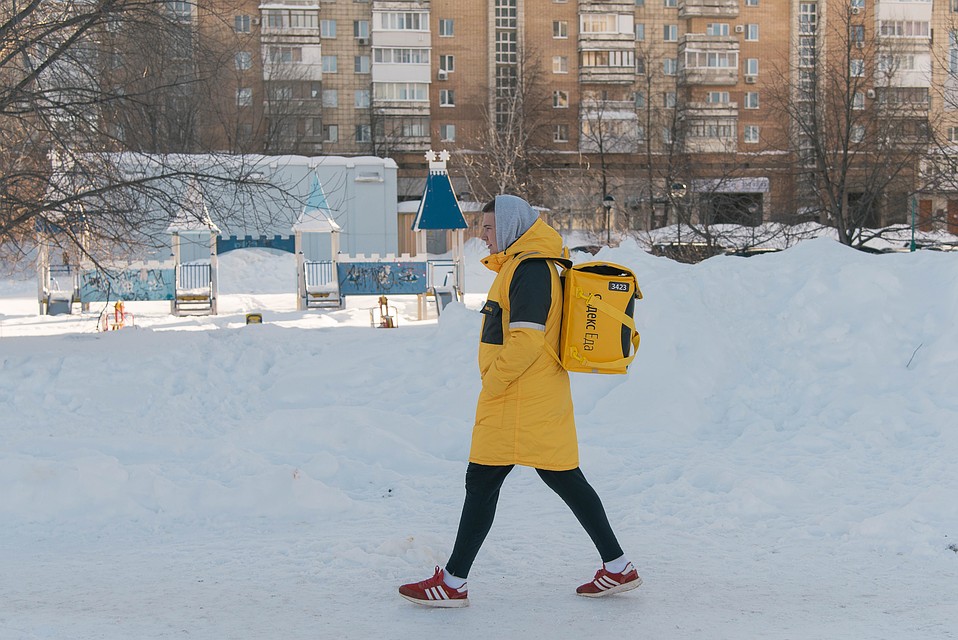 Курьеры в желтом в городе не редкость