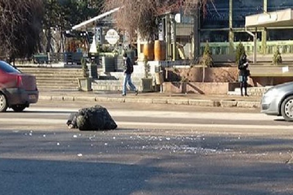 Мужчина попал под колеса автомобиля, когда попытался перейти дорогу в неположенном месте