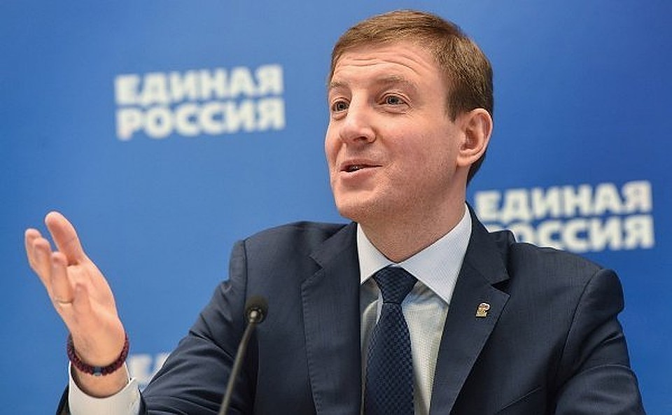 Подробно секретарь Генерального совета «Единой России» остановился на работе Высшей партийной школы.