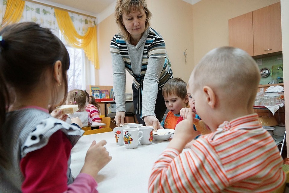 Сразу четыре ребенка нелегально посещали садик, в котором работают их родители