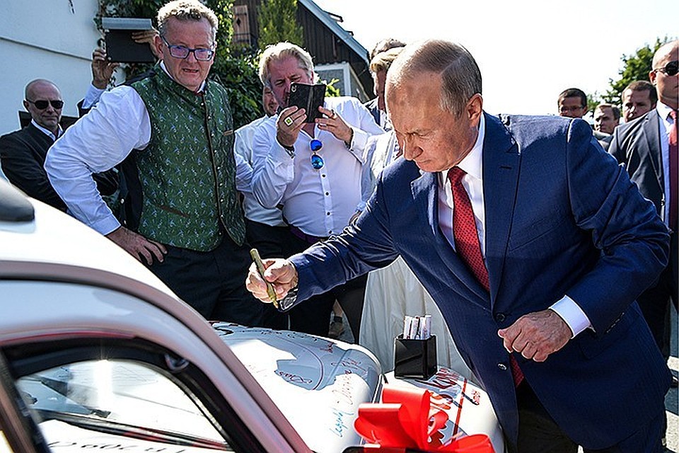 Летом 2018 года на белом Volkswagen оставили автографы знаменитые гости церемонии бракосочетания главы австрийского МИД. Фото: Алексей Дружинин/ТАСС