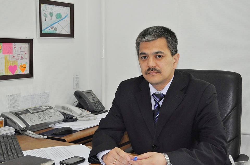 Марат Калиев имеет медицинское образование, кандидат медицинских наук, доцент