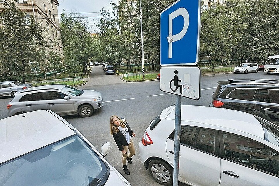 В Краснодаре на муниципальных парковках места для инвалидов перенесут за шлагбаум