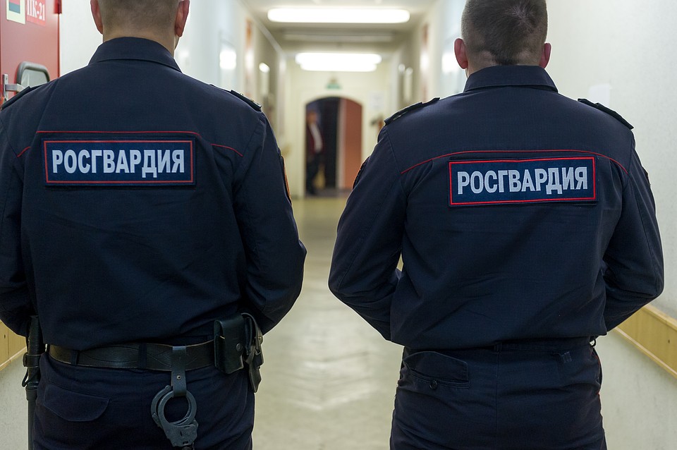 В Петербурге трое человек избили 20-летнего парня в ТЦ на севере города