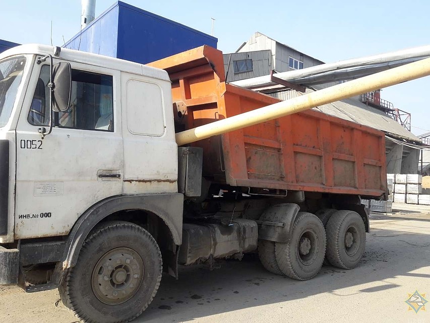 Грузовик проезжал под эстакадой и снес трубу газопровода. ФОТО: 112.by