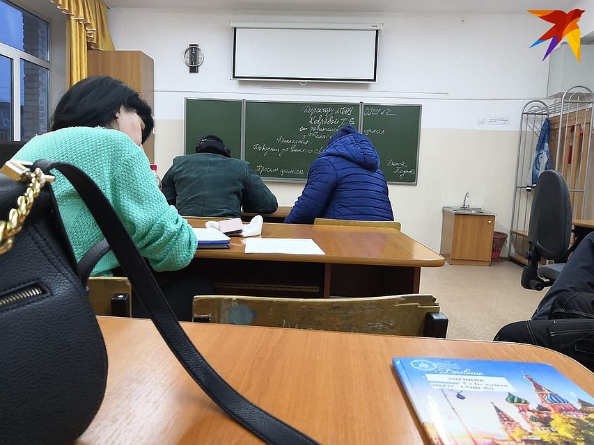 Чрезвычайное заседание родительского комитета в средней школе Большого Камня, где произошёл конфликт.