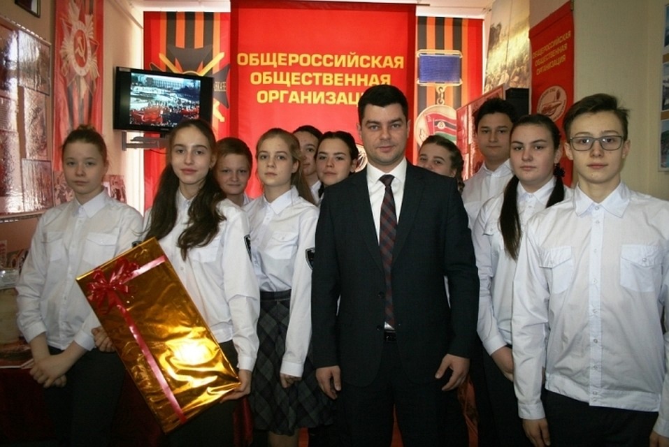 Участники поискового отряда «Георгиевцы» и глава прикубанского округа Краснодара Александр Журавлев. Фото: пресс-служба администрации Краснодара