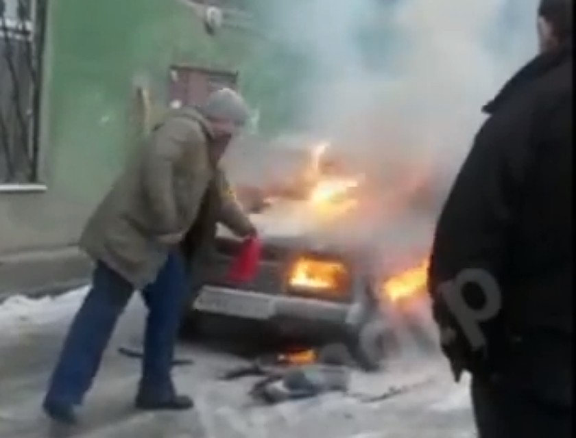 "Семерку" смогли потушить только приехавшие пожарные.