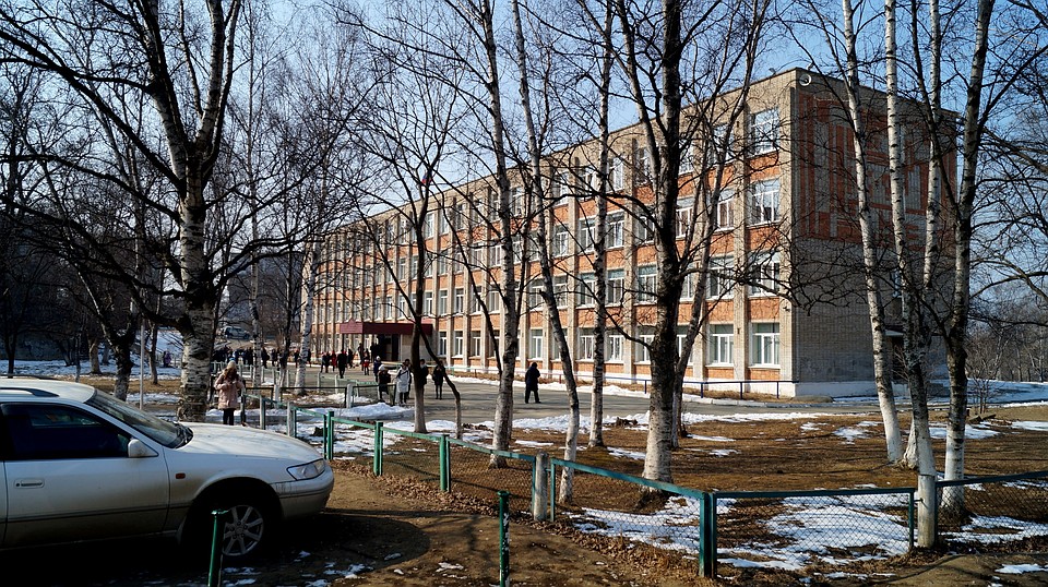Пробиться в саму школу так и не удалось: дорогу корреспонденту «Комсомолки» сразу же перегородили три бдительные женщины.