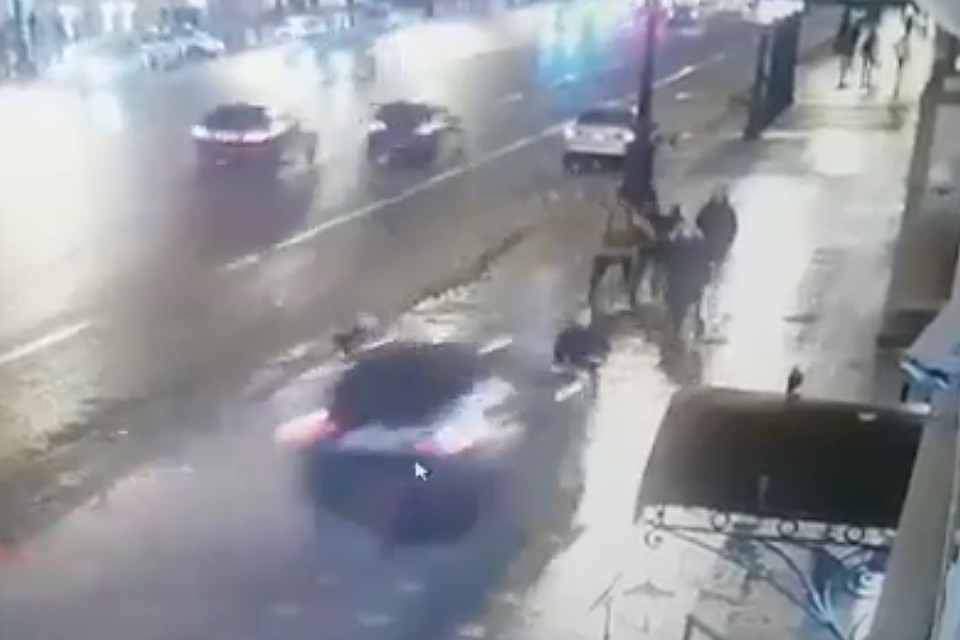 Автомобиль на полной скорости слетел в толпу на Невской проспекте. Фото: скриншот видео.