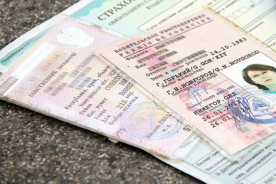 Электронные водительские права будут внесены в компьютерную систему.