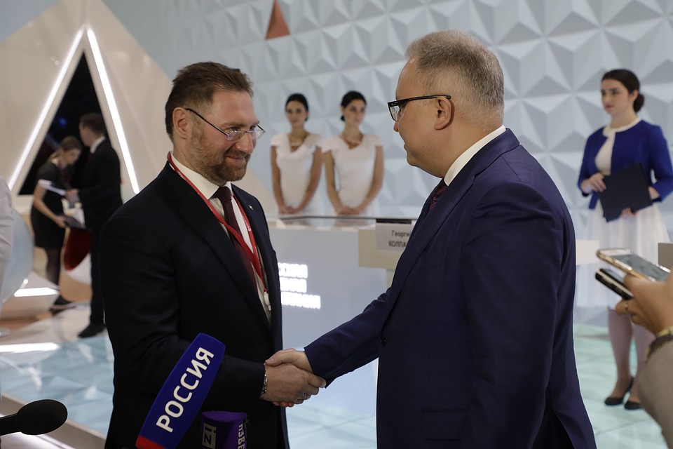 ФСК ЕЭС и Русская медная компания договорились об электроснабжении перспективных месторождений меди. На фото: президент РМК Всеволод Левин и председатель правления ФСК ЕЭС Андрей Муров. Автор фото: Андрей ЗАХАРОВ.