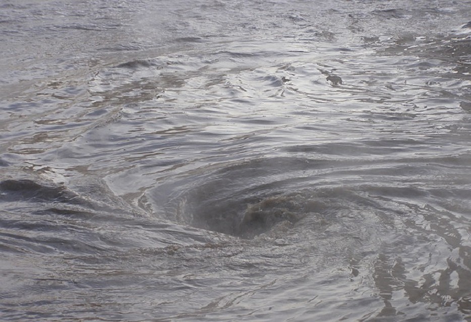 Вода затопила несколько дворов