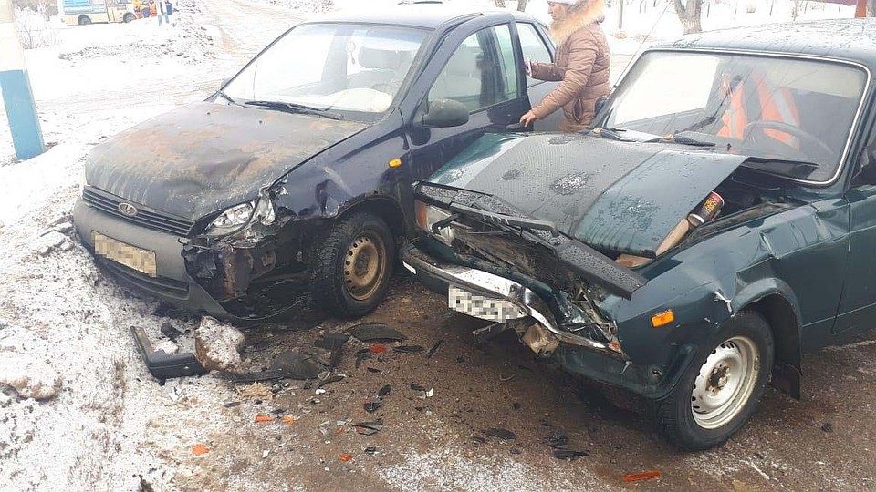 Женщина не уступила дорогу "ВАЗу" на главной