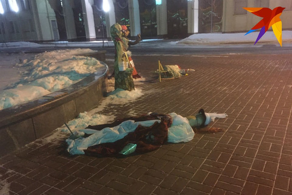В Ярославле попадали масленичные куклы на улице Андропова.