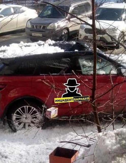 Снежная глыба упала на крышу дорогой иномарки в центре Барнаула