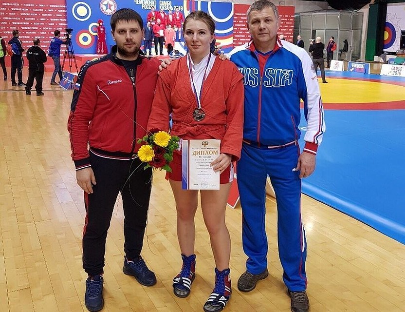 Екатерина Сазонова (в центре)