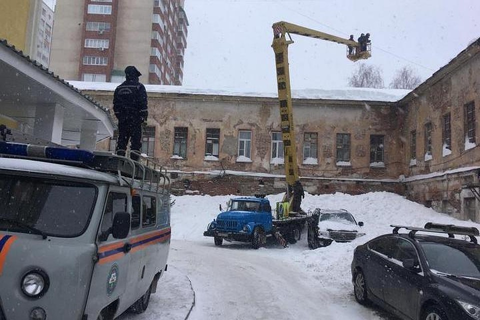 Спасателям пришлось срочно очищать и укреплять крышу казарм