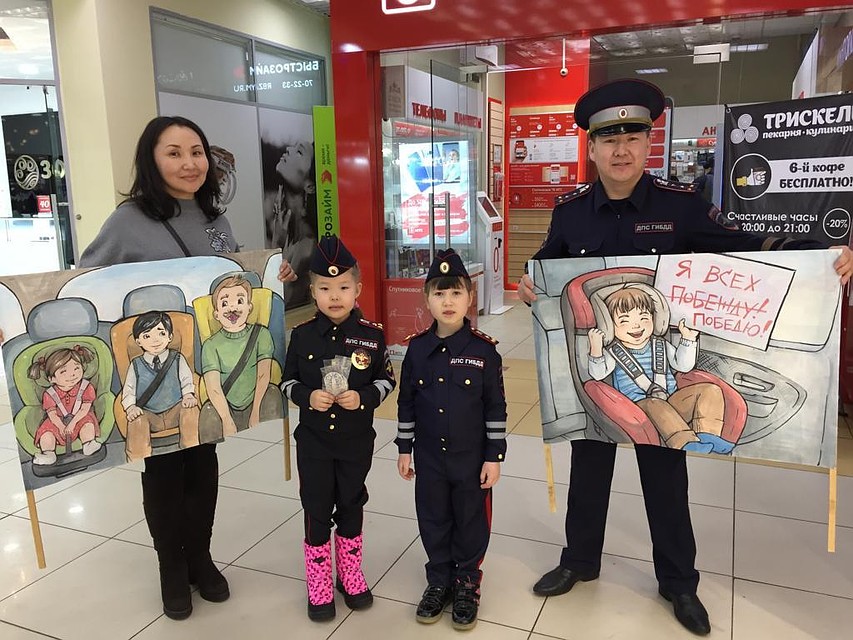 Дошколята раздали подарки и призвали соблюдать ПДД.