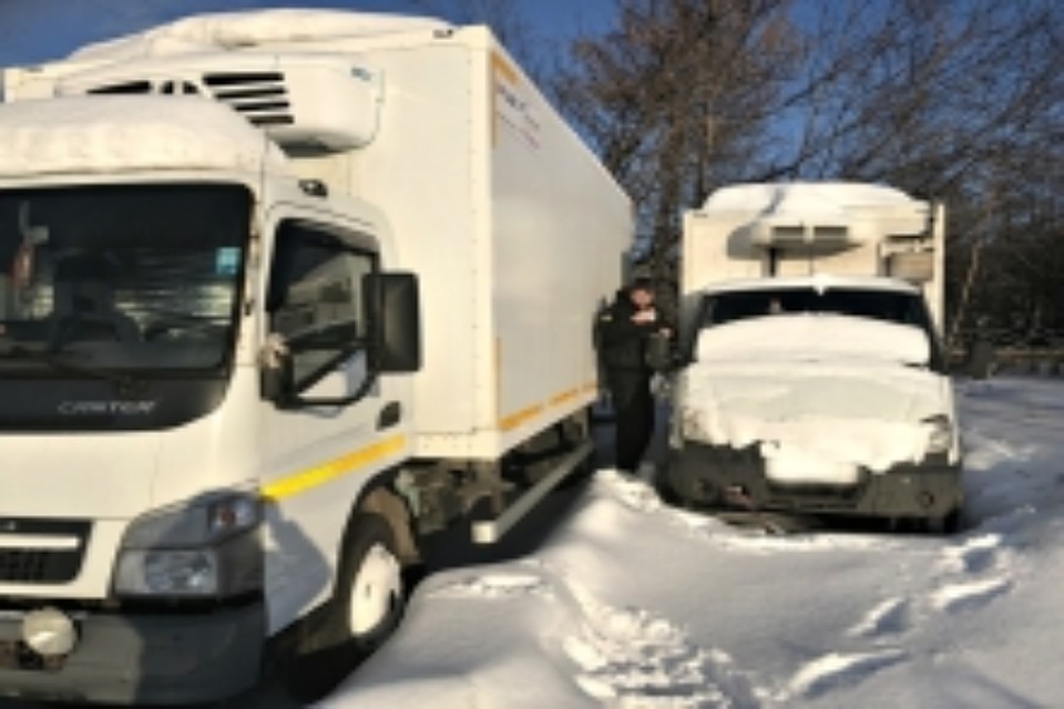 Приставы оценили две иномарки с фургонами на 1,3 миллиона рублей/ФОТО: УФССП по Ярославской области