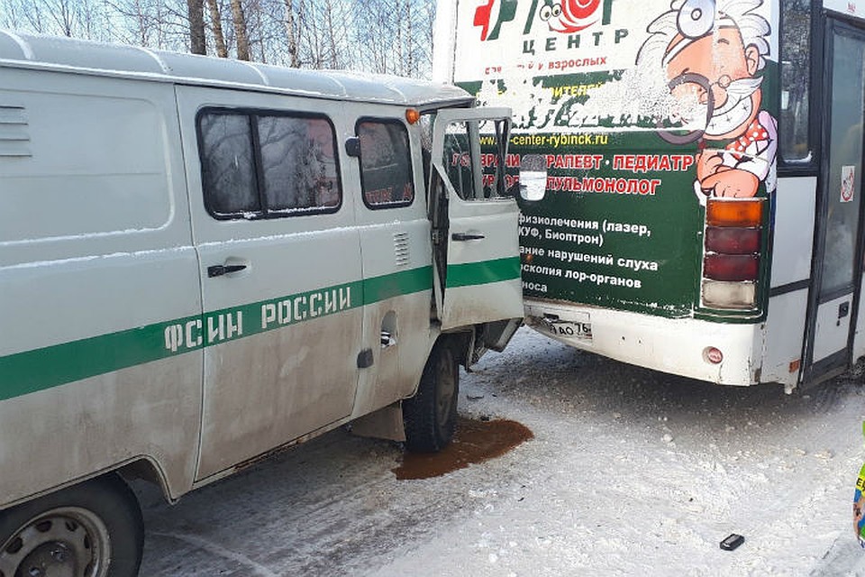 В Рыбинске машина ФСИН врезалась в автобус. Фото: "Подслушано в Рыюинске"/vk.com