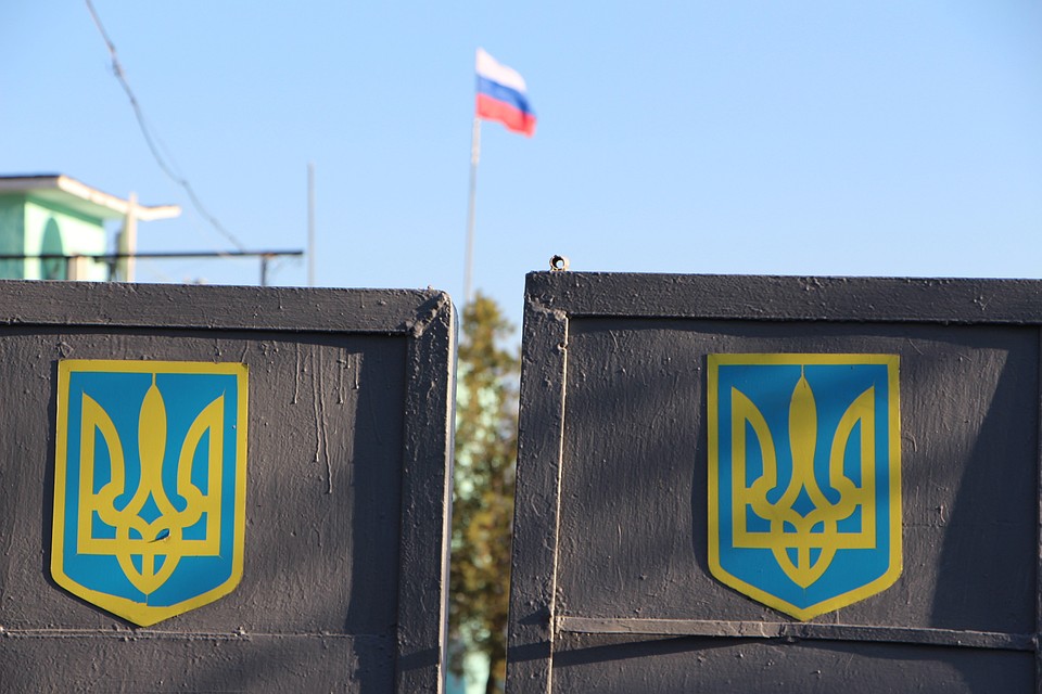 Над воинскими частями ВМСУ поднимали триколоры