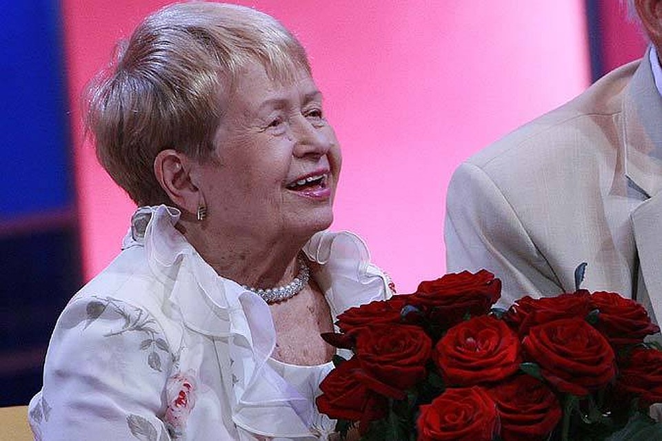 Наша известная землячка Александра Пахмутова как никто другой заслуживает звания почетного гражданина.