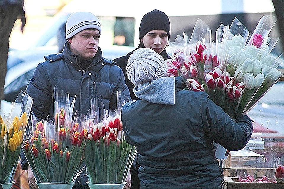 Латвийские мужчины дарят женщинам 8 марта розы и тюльпаны.