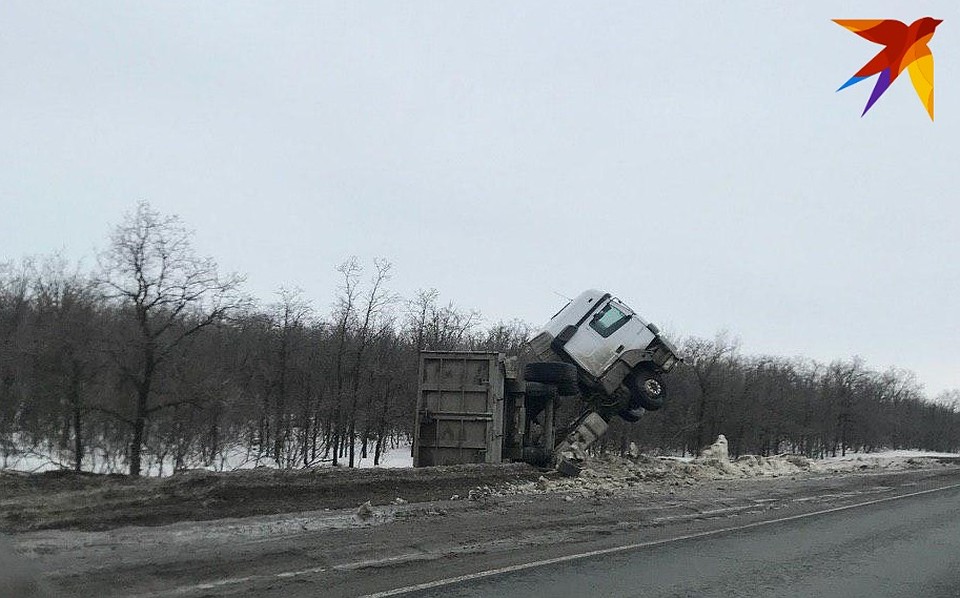 Перевернутая фура с щебнем