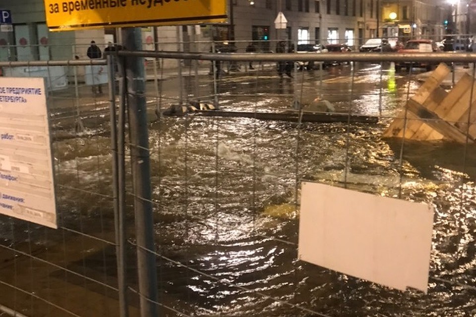 Маяковскую улицу В Петербурге затопило холодной водой