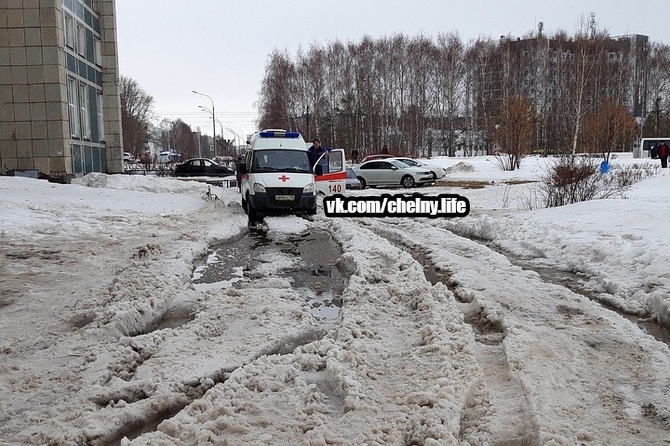 Спецавтомобиль застрял в жиже