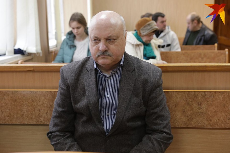 Обвиняемый Анатолий Булгак не задержан, он сидит на первой скамейке.