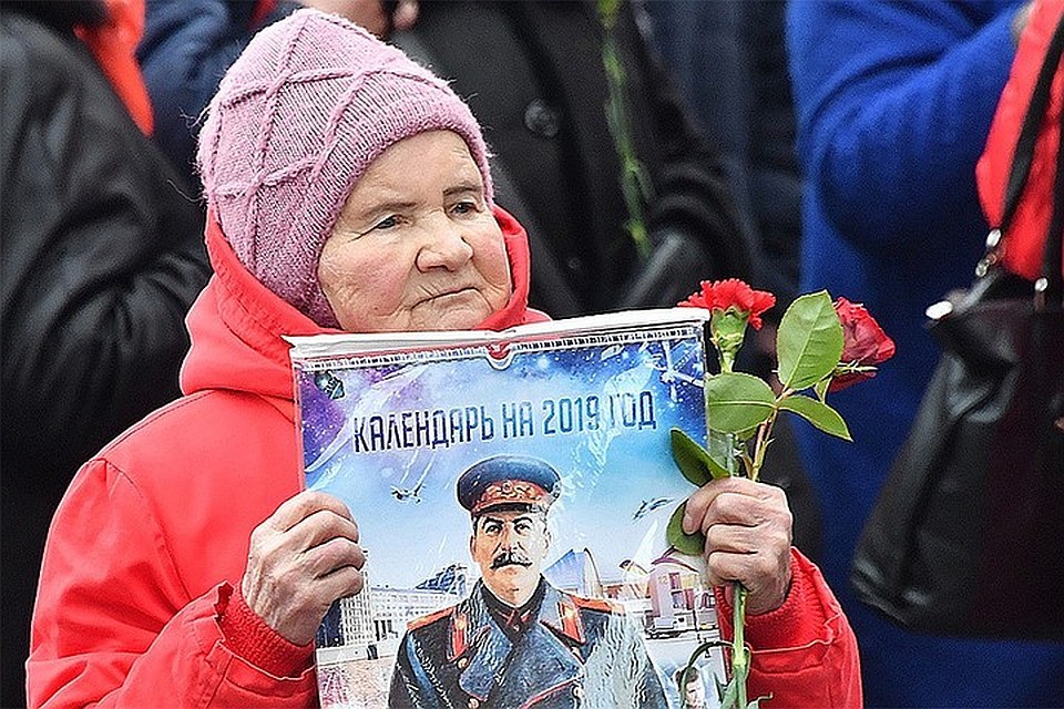 Участница акции "Две гвоздики для товарища Сталина" на Красной площади.