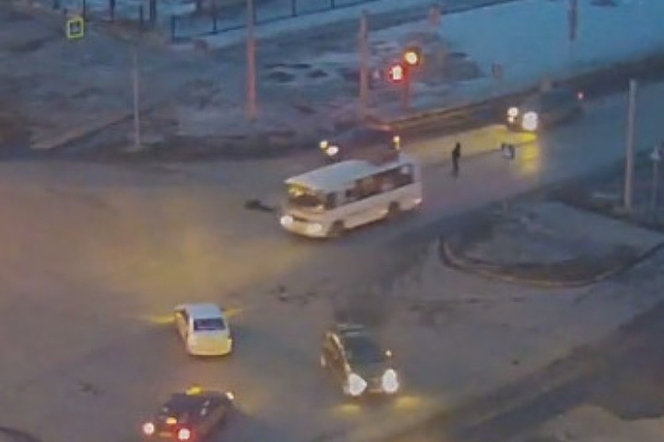 Водитель маршрутки сбил пешехода в Кемерове. Фото: кадр видео камеры наблюдения.