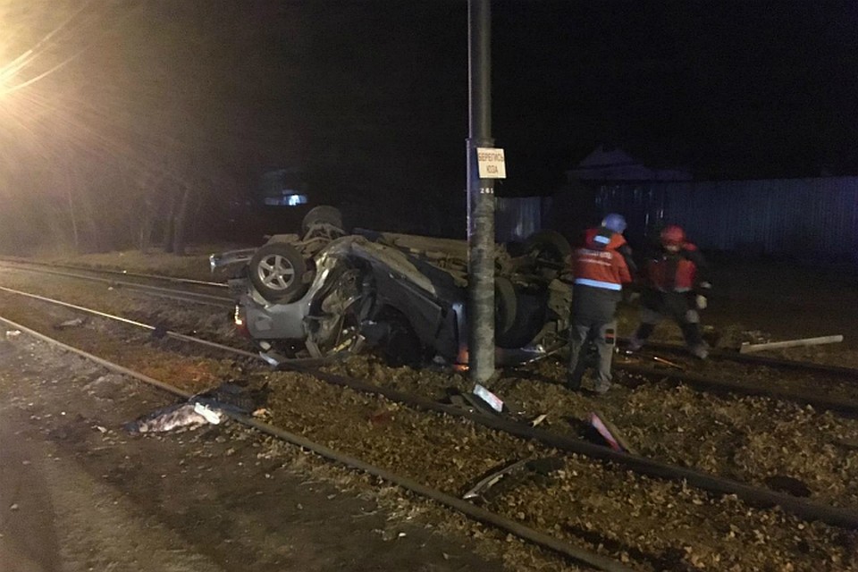 Машина врезалась в столб в Хабаровске: пассажир погиб, водитель тяжело ранен