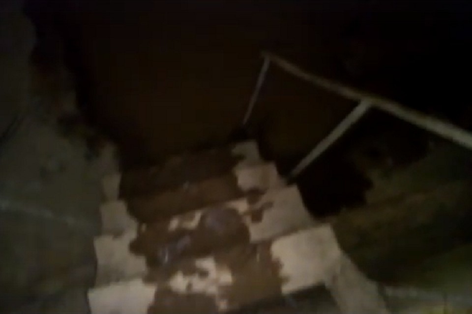 Подвалы дома во Фрунзенском районе Петербурга затопило водой из лопнувшего трубопровода Фото: Стоп-кадр с видео